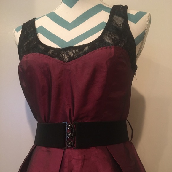 Burgundy violet lace dress with belt - Picture 2 of 8